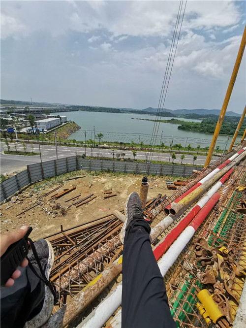 白塔区作业中发生设备损坏或人员意外，责任怎么划分？